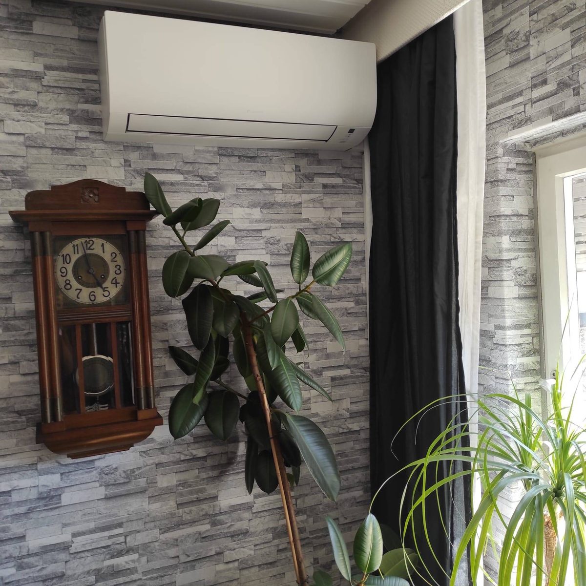Innengerät im Wohnzimmer an einer Wand in Steinoptik
